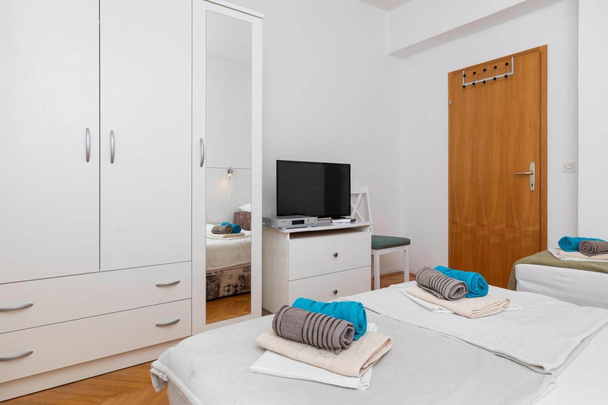 Apartments With A Parking Space Pisak, Omis - 5975 Номер фото